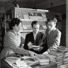 члены экипажа СРТ-4588 выбтрают книги для судовой библиотечки - 1961 год