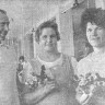 Титов В. М. замначальника цеха поздравляет Зинаиду  Худосевич и  Иви Разин - ЦОЛ 12 08 1975