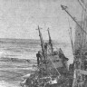 У борта "Рыбака  Балтики" — под  разгрузкой  "кошелек" – 15 08 1974