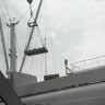 Платформа, подвешенная к крану, для разгрузки ящиков с рыбой в трюме рефрижераторного судна. 1986