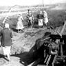 колхозницы идут  на  работу в поле. 1943 г. Курская дуга.